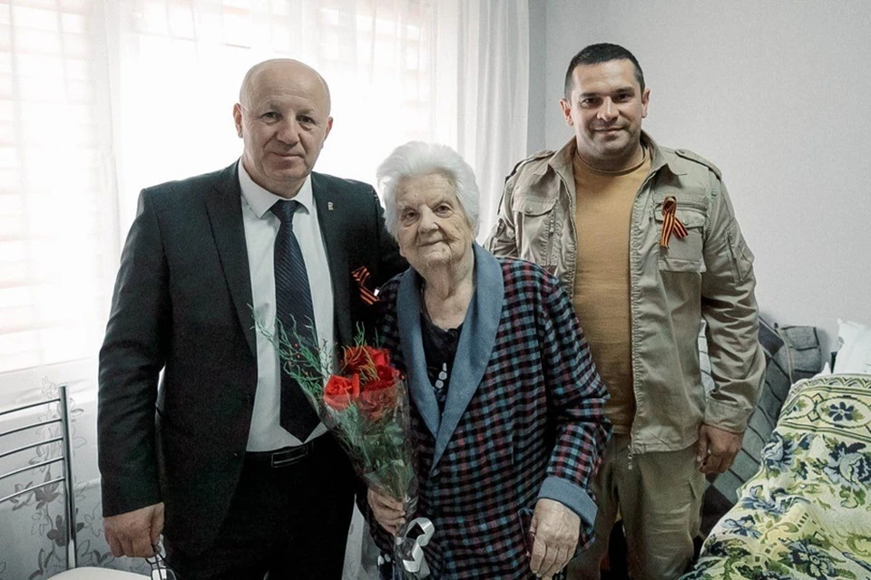 Олег Моргун поздравил ветеранов ВОВ в Мариуполе с наступающим Днем Победы. Фото: ТГ/Моргун