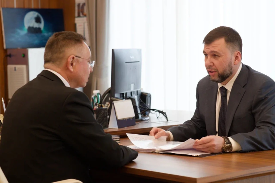 Ирек Файзуллин на встрече с Денисом Пушилиным. Фото: ТГ-канал Минстроя России