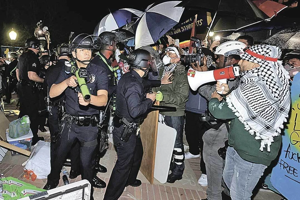 Власти бросили против студентов полицию. Это фото сделано в университете в Лос-Анджелесе, но подобные сцены происходят во многих вузах США. Фото: REUTERS/David Swanson