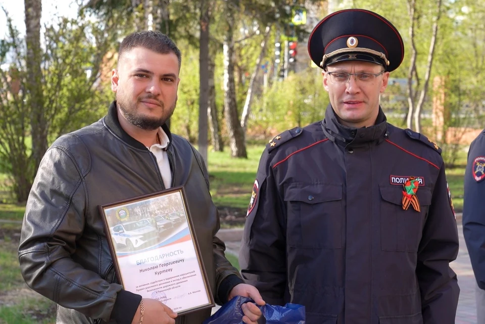 Руководитель ГИБДД Тюменской области Андрей Миллер вручил Николаю Куртеву благодарность