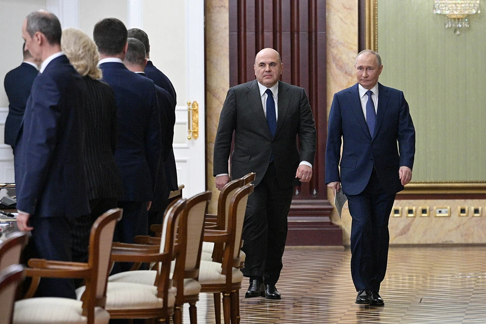Правительство Российской Федерации сложило свои полномочия перед новоизбранным президентом Владимиром Путиным