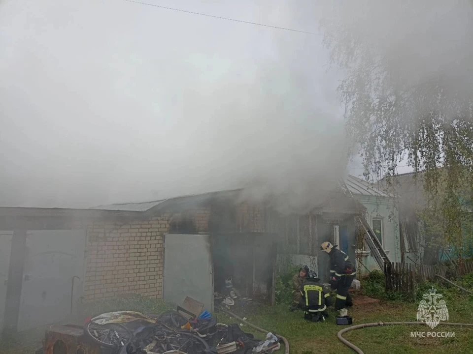 Жилой дом загорелся из-за неисправного электрооборудования на Бору