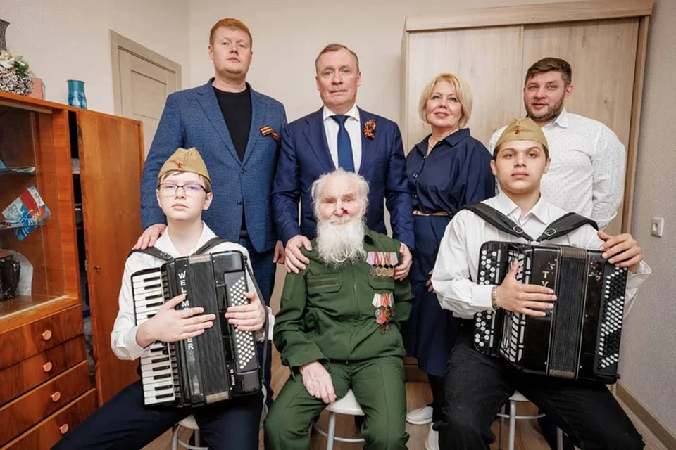 Алексей Орлов поздравил ветерана домашним концертом. Фото: Telegram-канал Алексей Орлов