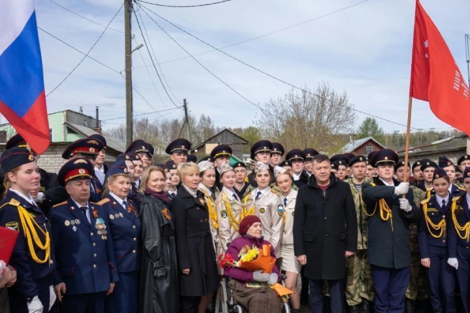 Для участницы войны исполнили концерт и устроили парад. Фото: киров.рф