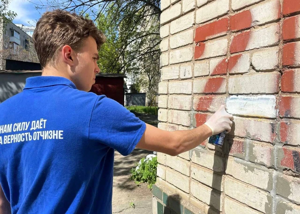В Бердянске Запорожской области молодежные активисты раскрасили автобусные остановки. ФОТО: Юг Молодой