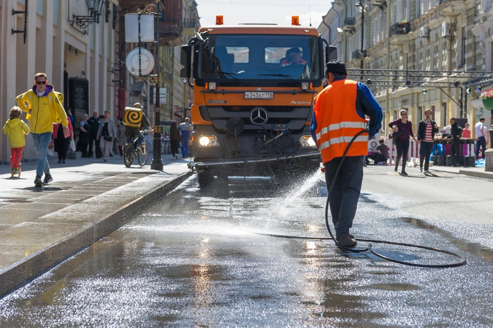 1379 улиц очистили в Петербурге в апреле.