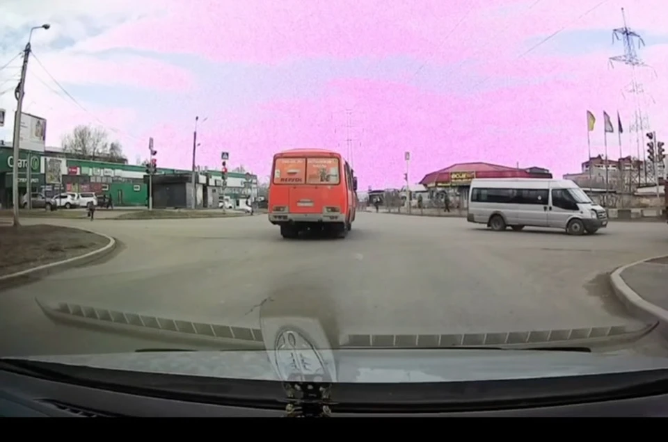 Водитель автобуса в Иркутске выехал на встречку на красный свет и попал на видео. Фото:ГИБДД МУ МВД России "Иркутское"