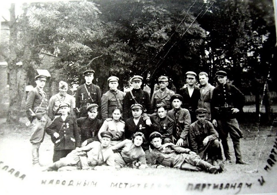 Группа партизан, Антонина во втором ряду, третья слева, май 1944 года. Фото: архив ФСБ