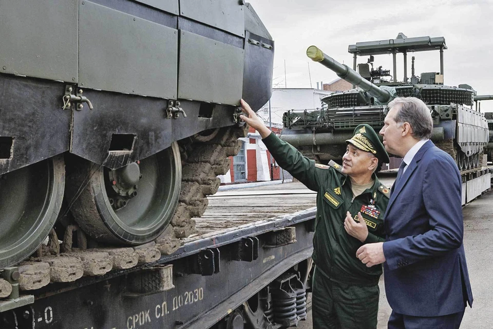 Министр обороны РФ Сергей Шойгу проверяет выполнение государственного оборонного заказа на предприятии оборонно-промышленного комплекса в Омской области, которое производит танки и тяжелые огнеметные системы.