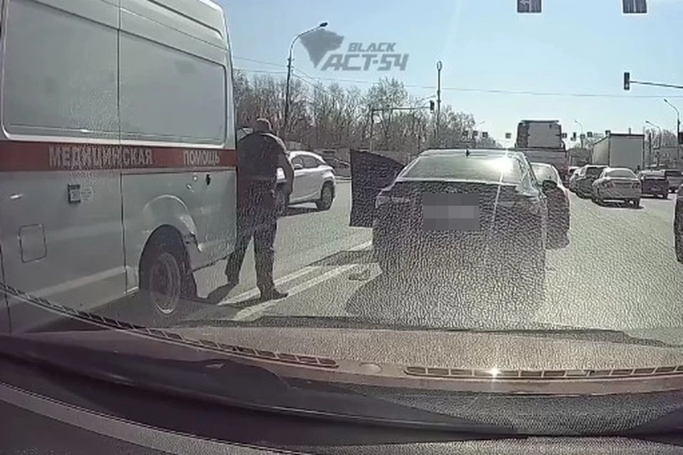 В Новосибирске водитель «скорой» подрался с автохамом. Фото: видеорегистратор/АСТ-54