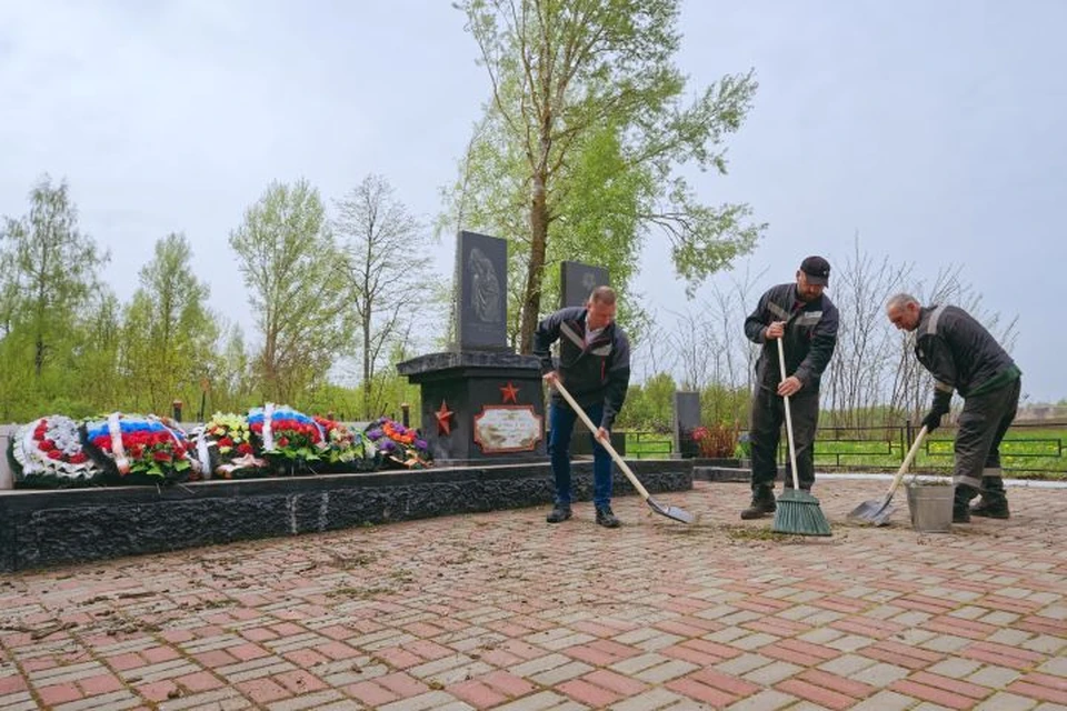 Сотрудники подразделений комбината благоустроили памятники и братские могилы в Железногорском районе