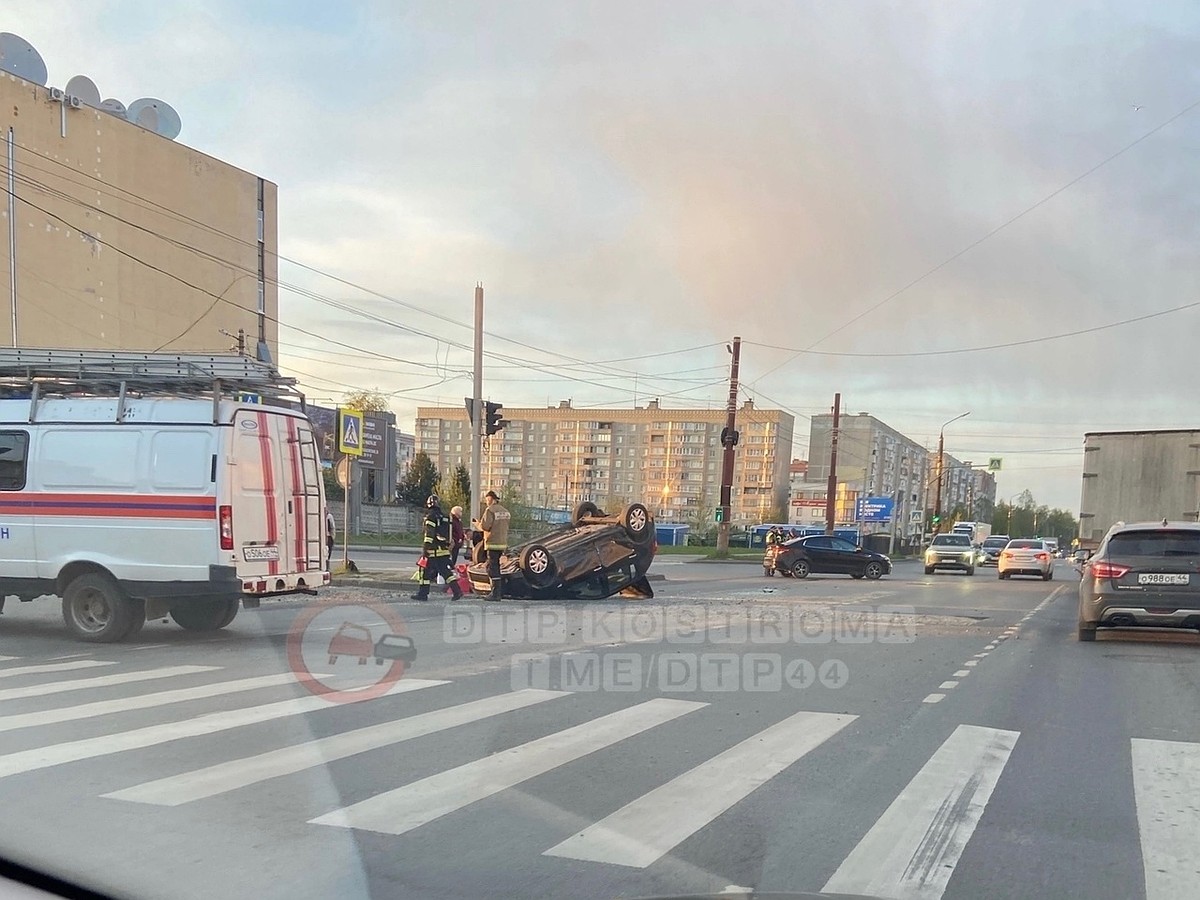 В жёсткой аварии в Костроме перевернулся автомобиль - KP.RU