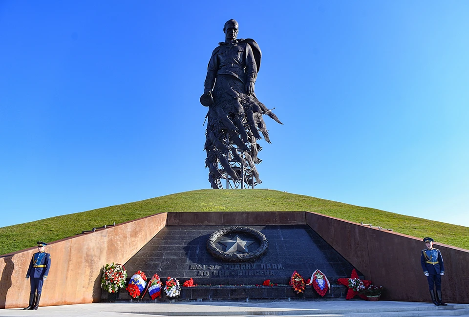 Празднование Дня Победы в Верхневолжье началось с возложения цветов и минуты молчания на Ржевском мемориале.