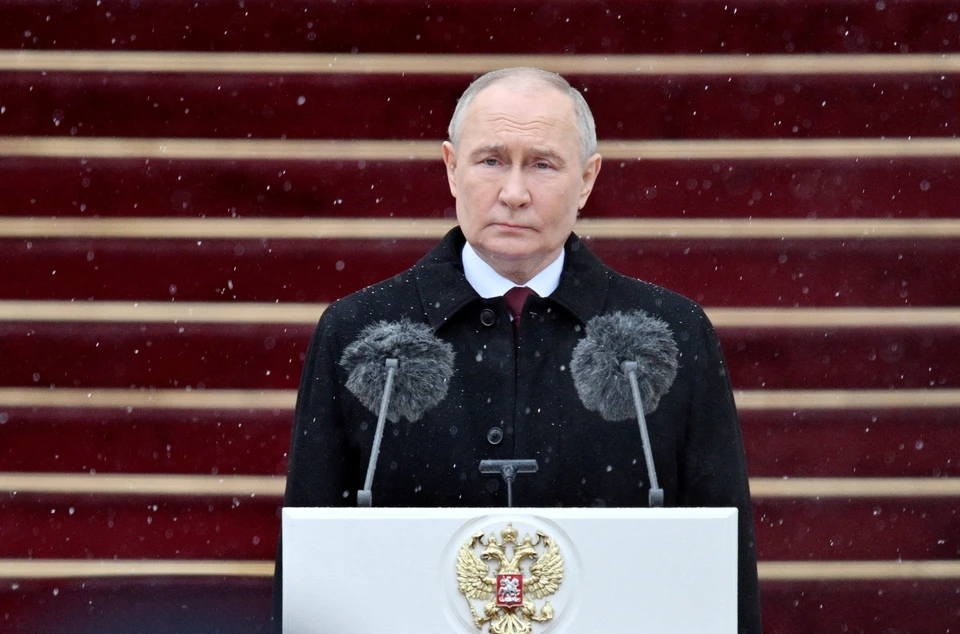 Путин вместе с иностранными лидерами приветствует ветеранов на Красной площади