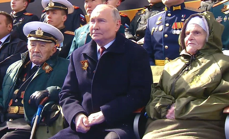 Ветераны рядом с президентом. По левую руку — Александра Алешина, по правую — Евгений Куропатков.