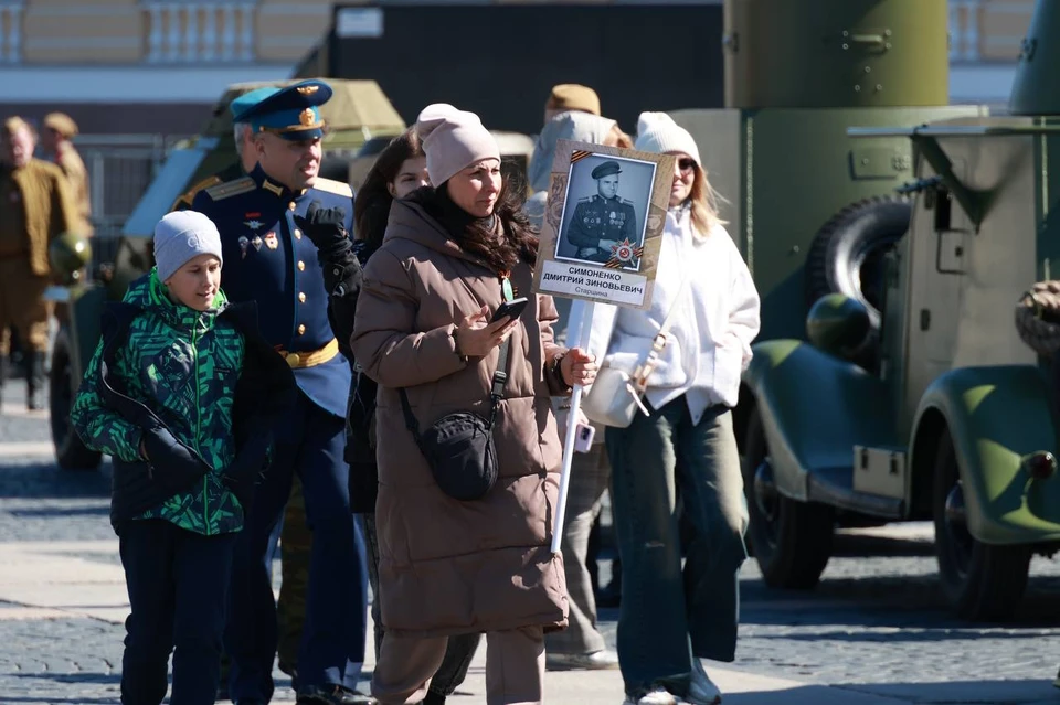 Импровизированный Бессмертный полк прошел в Петербурге.