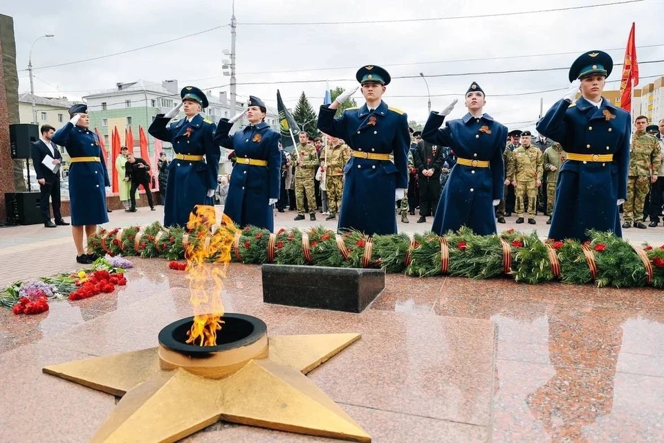 В День Победы 2024 жители Липецка возложили цветы к Вечному огню