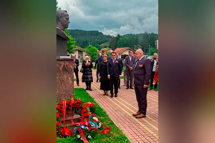 Цветы маршалу Жукову: День Победы отметили в Черногории