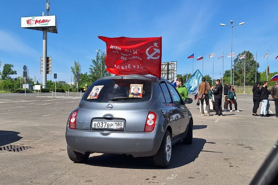 Активисты молодежных организаций провели автопробег с флагами России, ДНР и Знаменем Победы