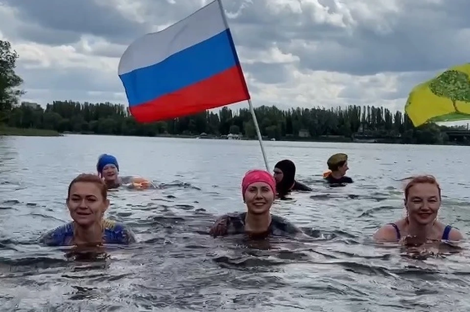 В День Победы 2024 липецкие моржи с флагами переплыли реку Воронеж