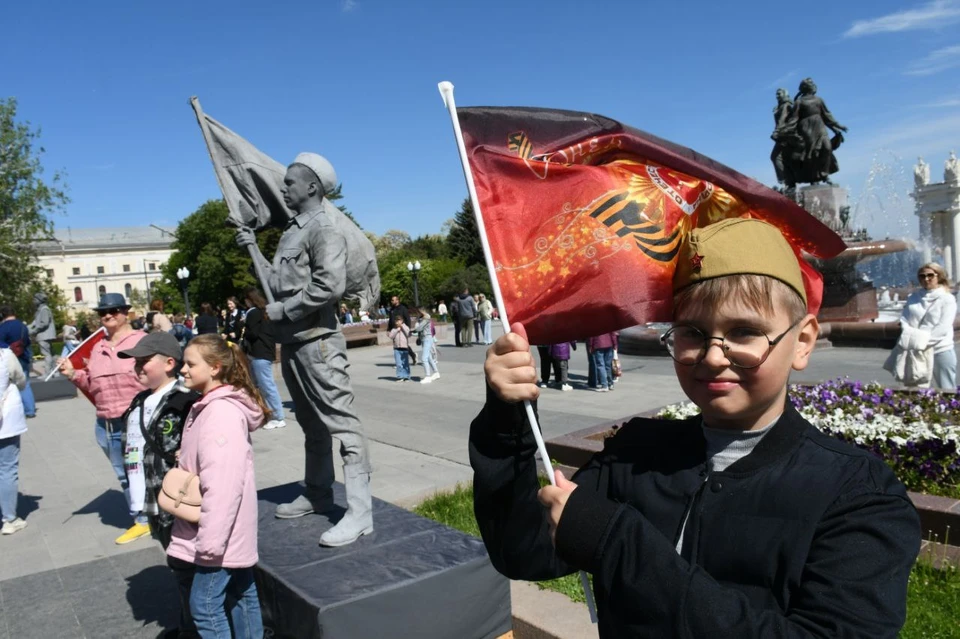 Живые скульптуры - единственное из привычной праздничной программы на набережной.