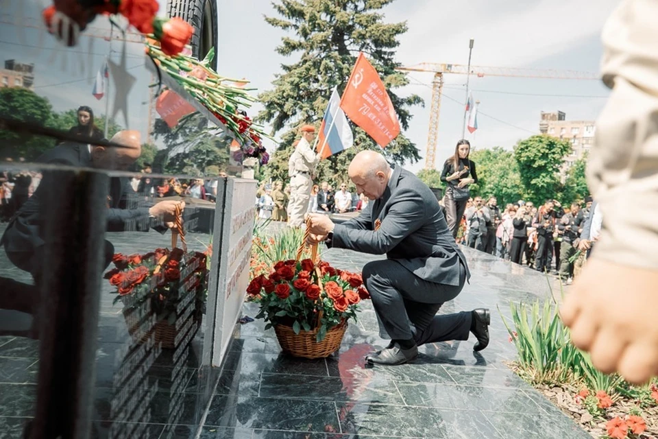 В Мариуполе возложили цветы у мемориала подвигам советского народа. Фото: ТГ/Моргун