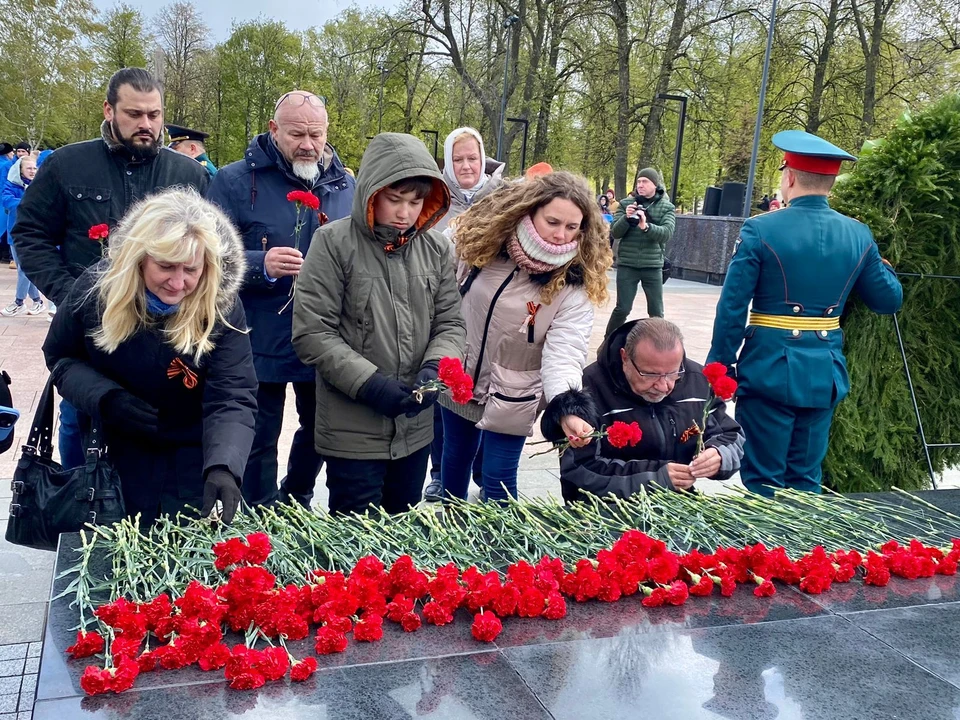 Переехавшие в Нижегородскую область иностранцы посетили военный парад. Фото: пресс-служба правительства Нижегородской области.