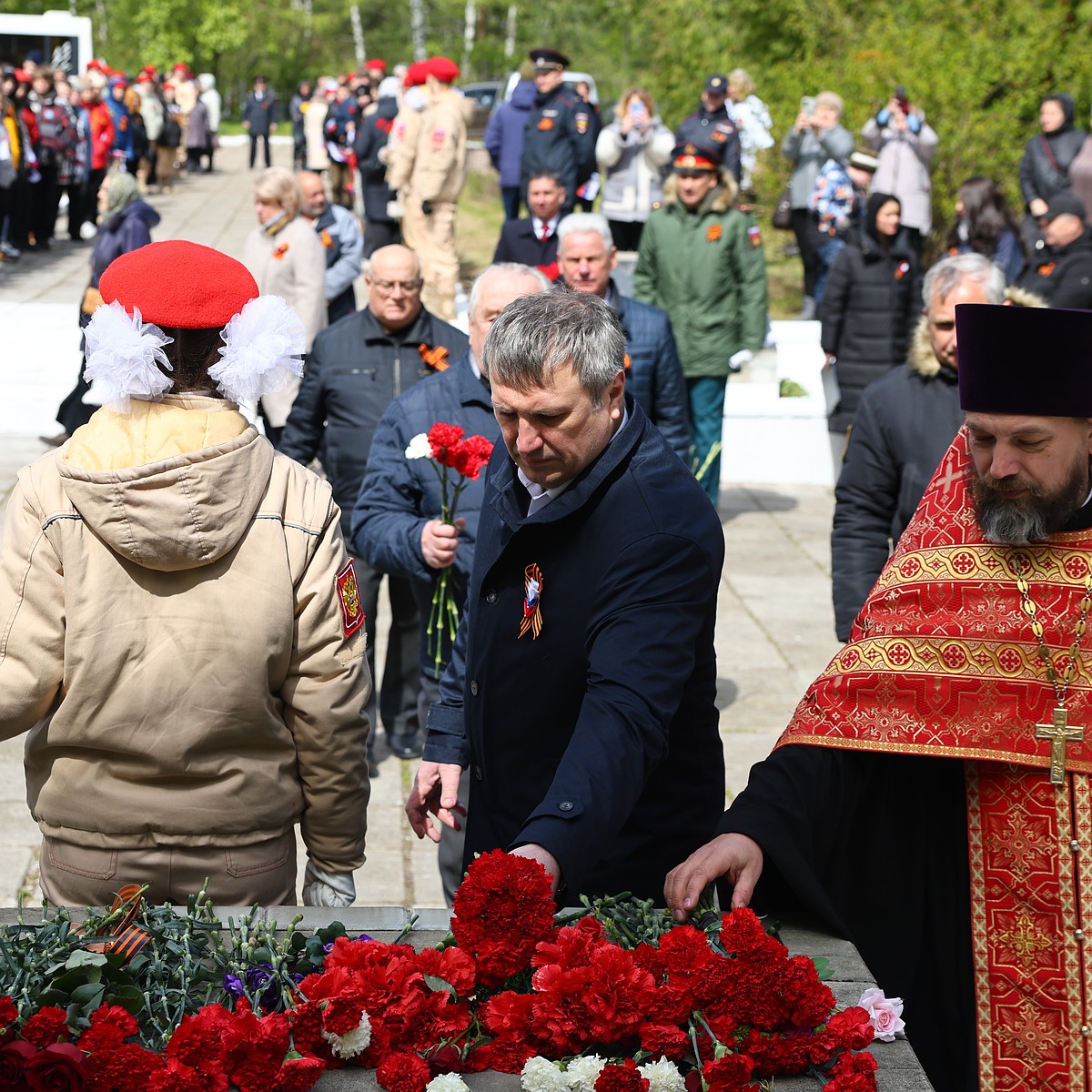 В Дзержинске возложили цветы к Мемориалу памяти воинам, умершим от ран в  госпиталях в годы Великой Отечественной войны - KP.RU