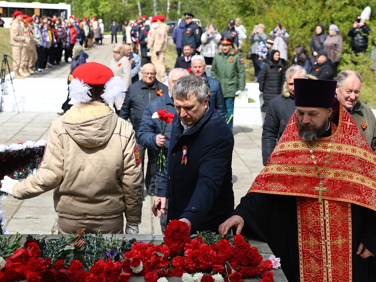 В Дзержинске возложили цветы к Мемориалу памяти воинам, умершим от ран в  госпиталях в годы Великой Отечественной войны - KP.RU