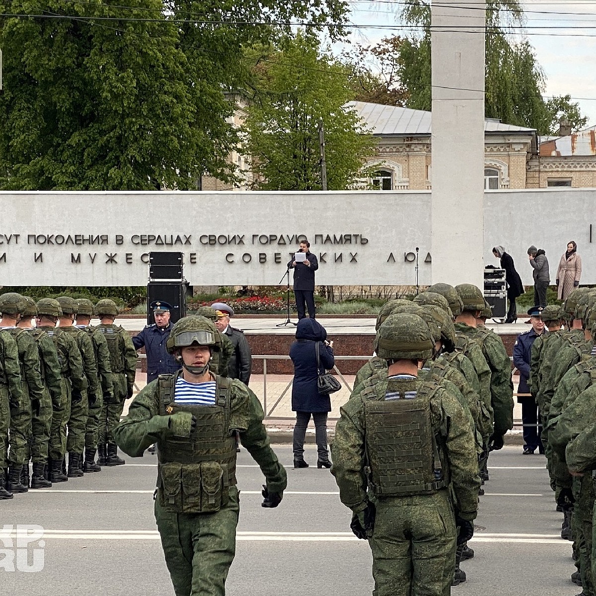 Курсантов училища ВДВ и участников СВО встретили в Рязани с парада в Москве  - KP.RU