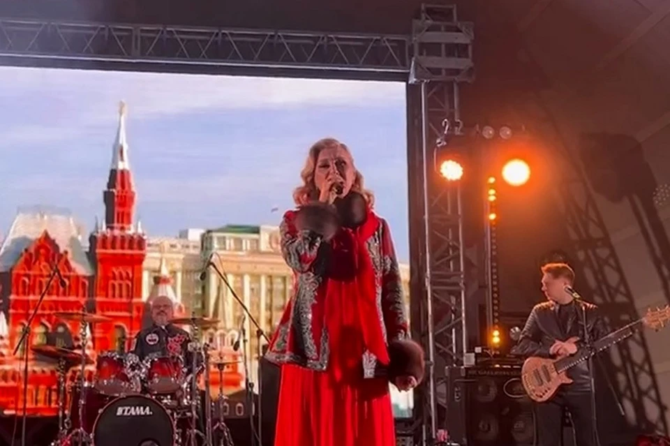 В Липецке в День Победы 2024 выступила известная певица Виктория Цыганова