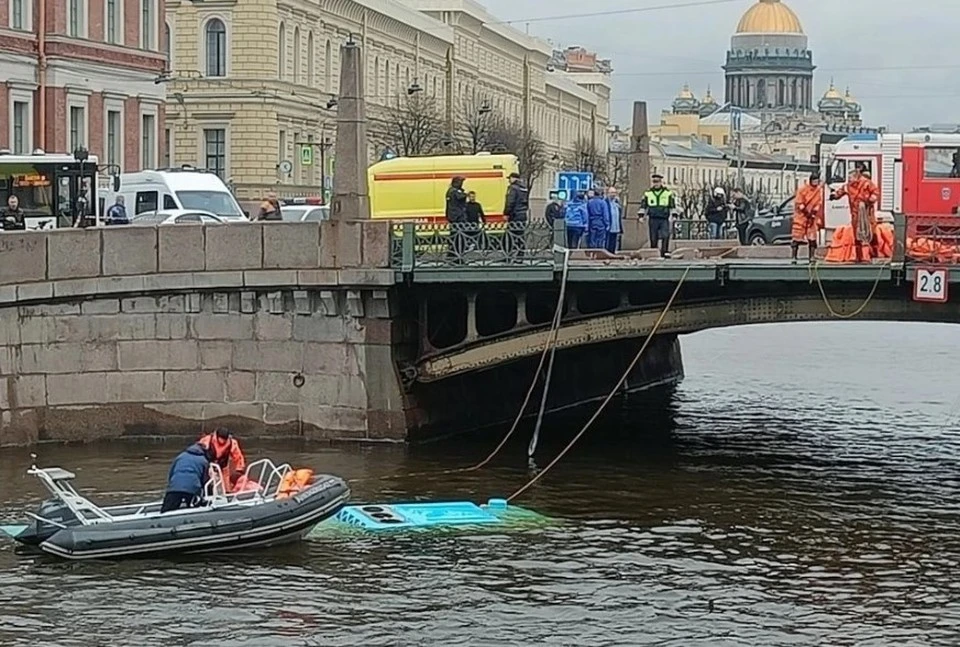 Один человек погиб после падения автобуса в реку в центре Петербурга. Фото: Megapolisonline