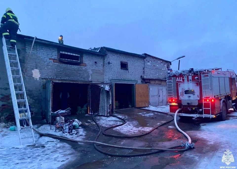 Пожар затронул два гаража. Фото: МЧС по Мурманской области
