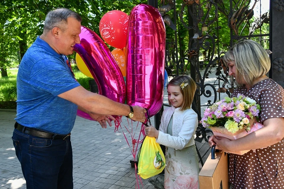 Алексей Кулемзин в День Республики поздравил с десятилетием девочку из Донецка. Фото: Муниципальное образование городской округ Донецк