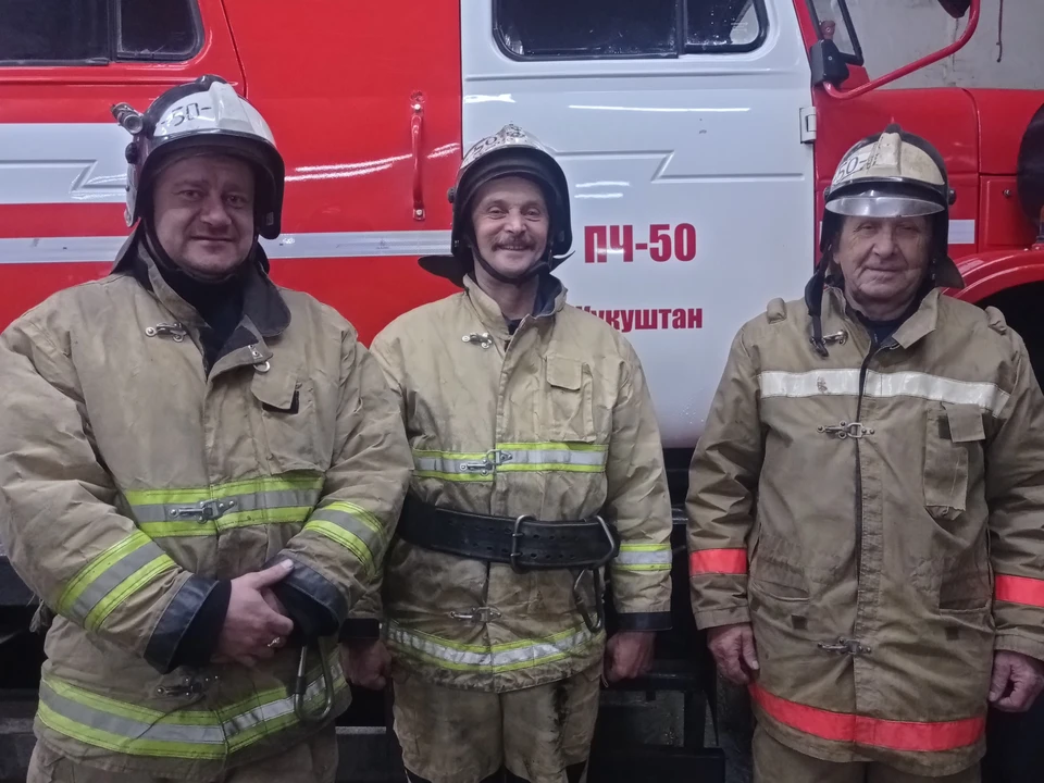 Звено газодымозащитной службы 50-ой пожарной части, которое и вывело мужчину на свежий воздух. Фото: ГУ МЧС по Пермскому краю.