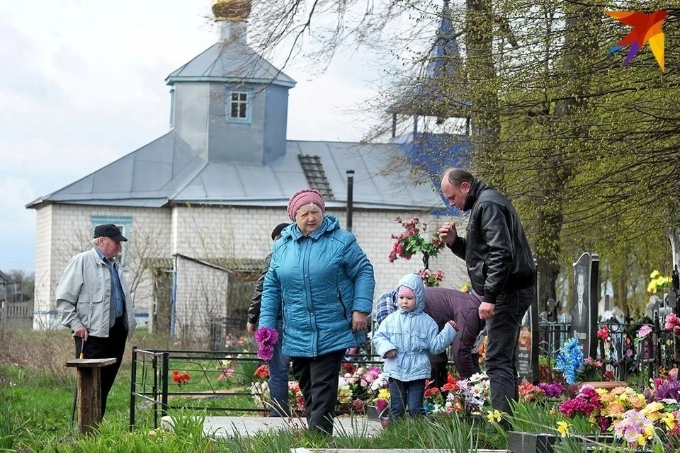На Радуницу на кладбищах в Беларуси собираются семьями. Фото: Архив "КП". Фото носит иллюстративный характер.