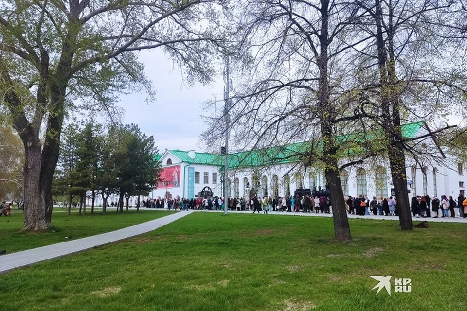 Сотни человек пришли посмотреть на выставку-продажу. Фото: читатель «КП»