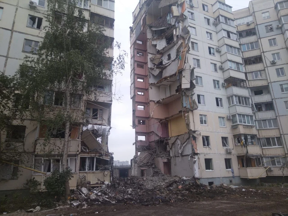 Эксперты проводят обследование пострадавшего от обстрела дома в Белгороде.