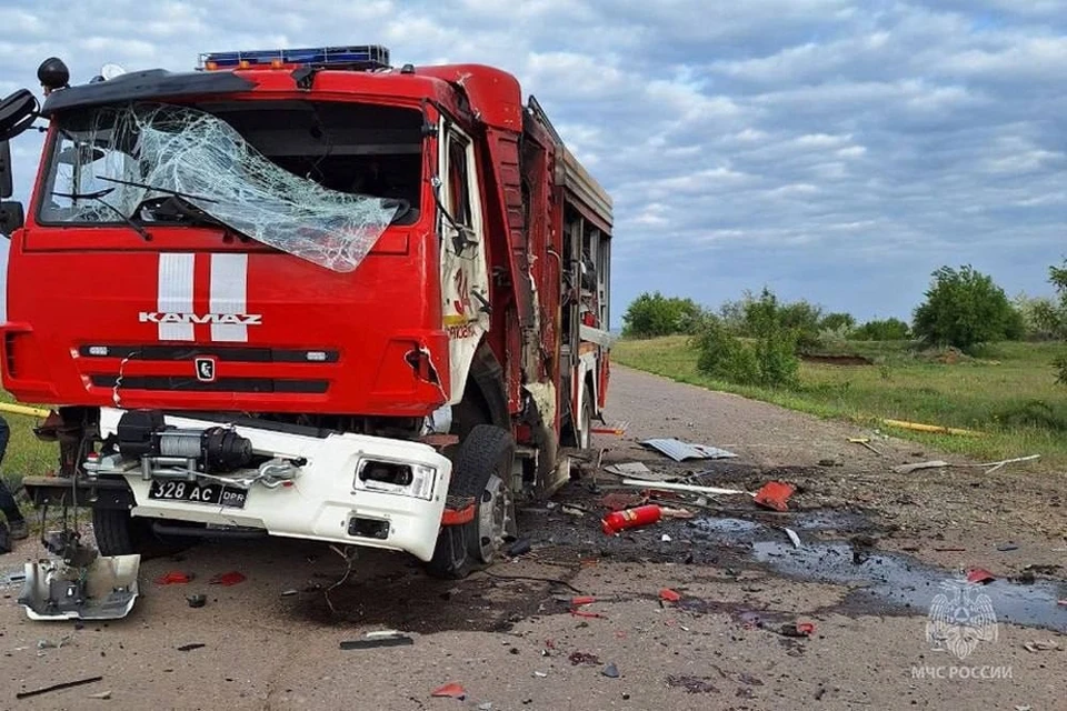 От удара дрона также была повреждена пожарная автоцистерна. Фото: МЧС России по ДНР