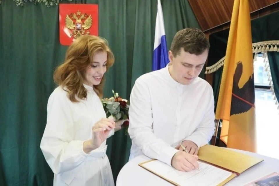 Первая пара заключила брак в ретропоезде в декабре прошлого года. ФОТО: телеграм-канал Михаила Евраева.