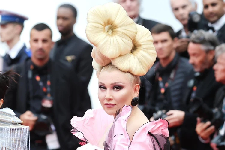 Лена Ленина пришла на открытие Каннского фестиваля с цветочной башней на голове