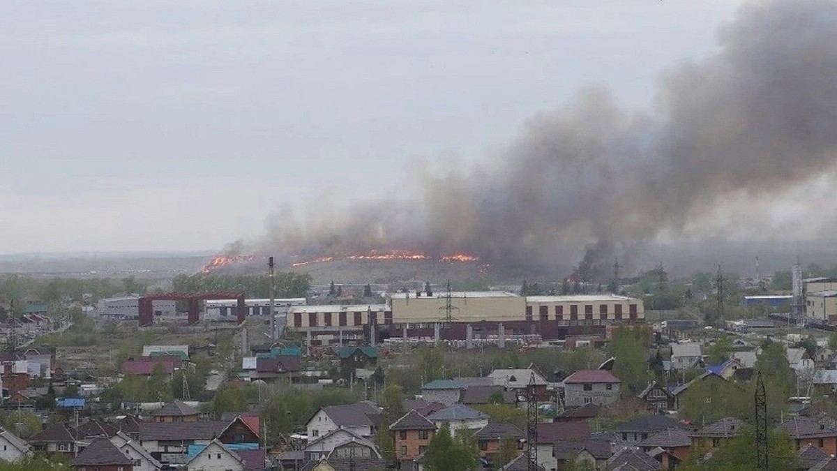 В Новосибирске продолжают тушить крупный пожар на полигоне «Левобережный» -  KP.RU