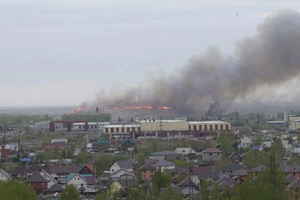 В Новосибирске продолжают тушить крупный пожар на полигоне «Левобережный». Фото: Евгений МАКАРОВ.