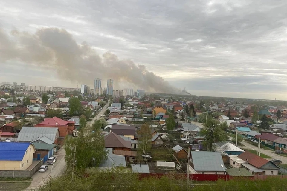 В Новосибирске Роспотребнадзор взял пробы воздуха из-за пожара на полигоне. Фото: Ирина ГАМОВА.