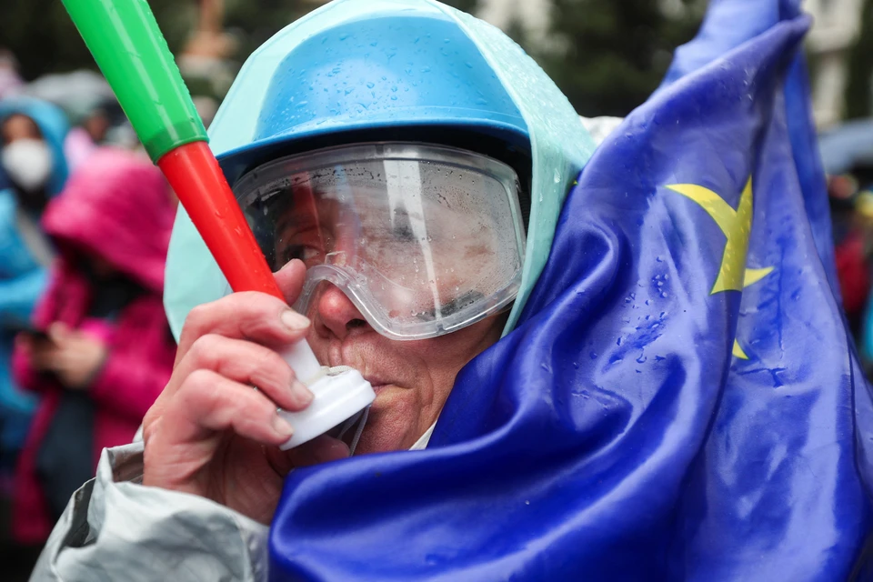 Участник протеста против закона об иноагентах в Тбилиси.