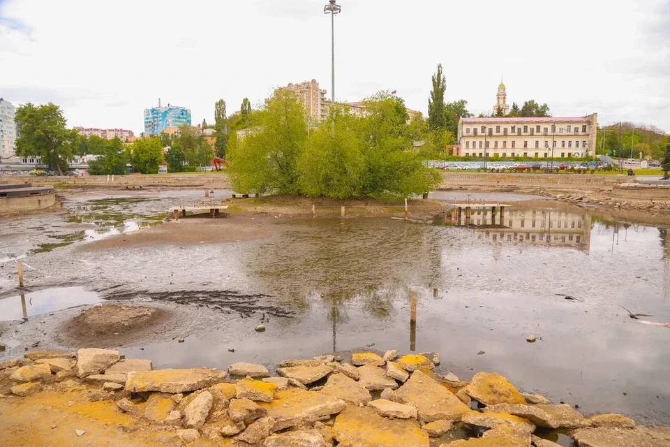 В Липецке расчистили дно Комсомольского пруда