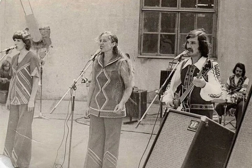 Надежда Микулич (на фото в центре) была первой исполнительницей «Малиновки» на пару с Александром Тихановичем. Фото: личный архив Надежды Микулич