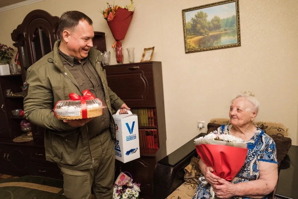 Алексей Муратов исполнил пожелание Анны Васильевны - вручил в подарок торт «Наполеон». Фото: ОД «ДР»