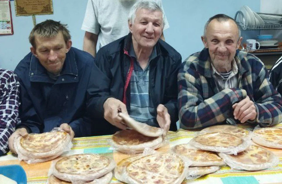 В Ростове-на-Дону местный житель накормил пиццей бездомных людей. Фото: Милосердие-на-Дону