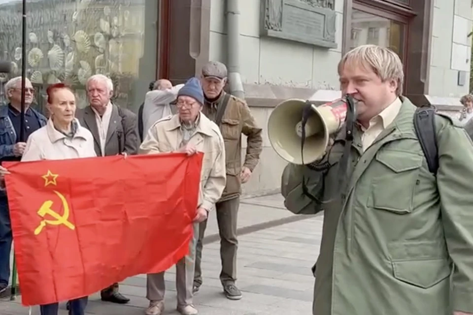 В четверг у здания гостиницы «Метрополь» в самом центре Москвы десятки человек под красными флагами выкрикивали «Чемодан, вокзал, Брюссель!». Фото: Владислав Воробьев